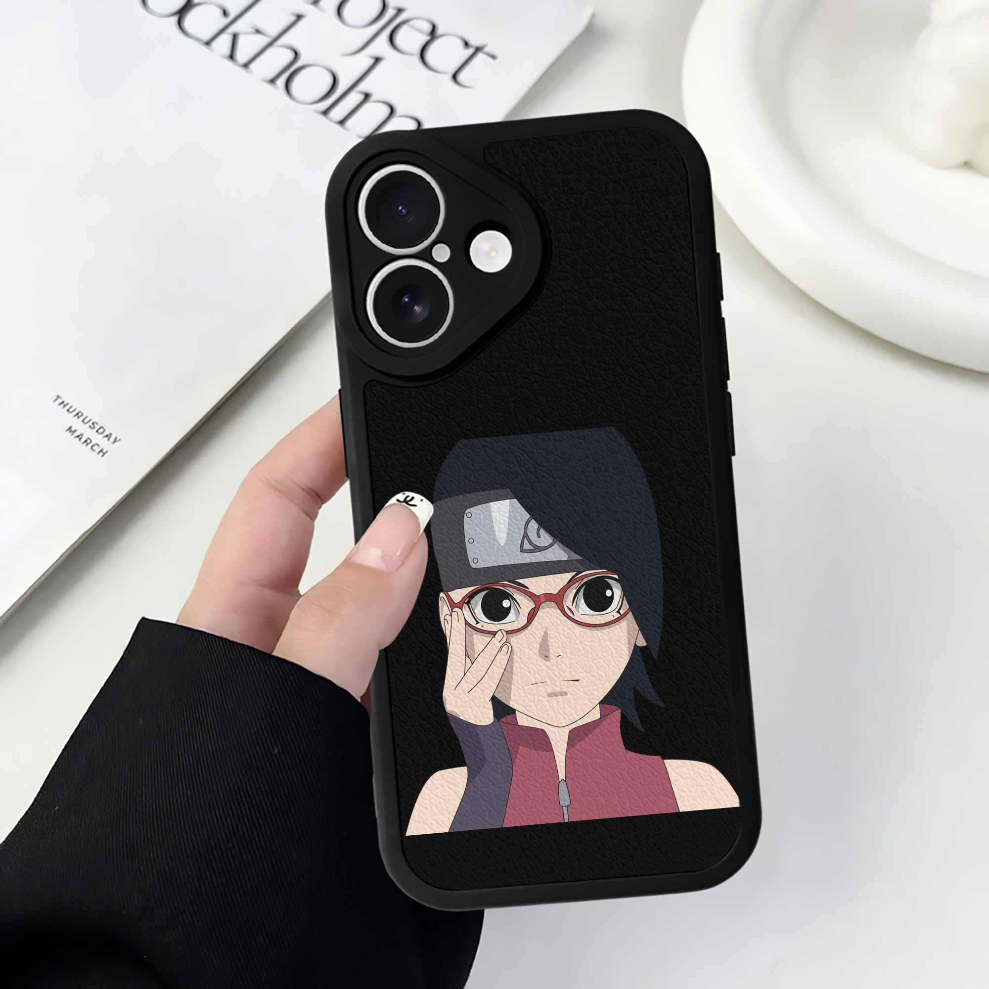 （画像用） NARUTO -ナルト- うちは サラダ Uchiha Sarada 【iPhone 16シリーズ対応】シリコンスマホケース（レザー調） 材質：シリコン